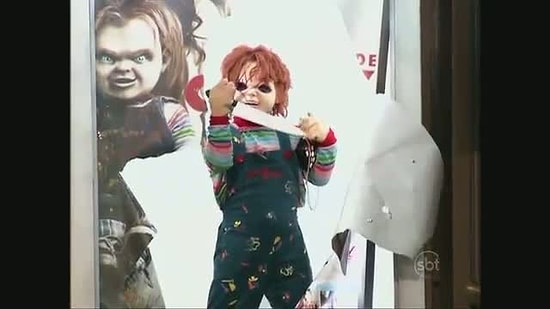 Katil Bebek Chucky Durakta Posterin İçinden Fırlarsa