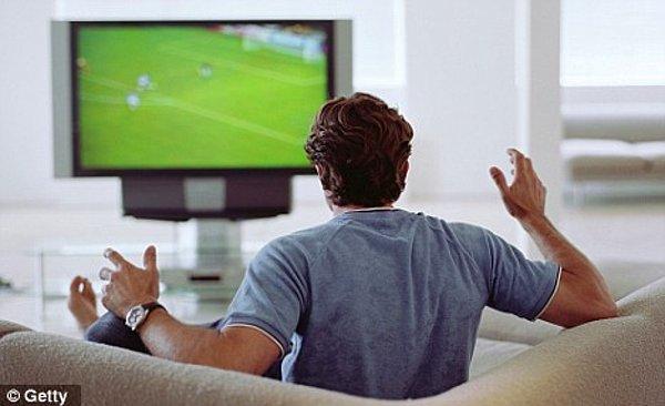 9-) Maç izlerken futbolcularla kavga etmek.
