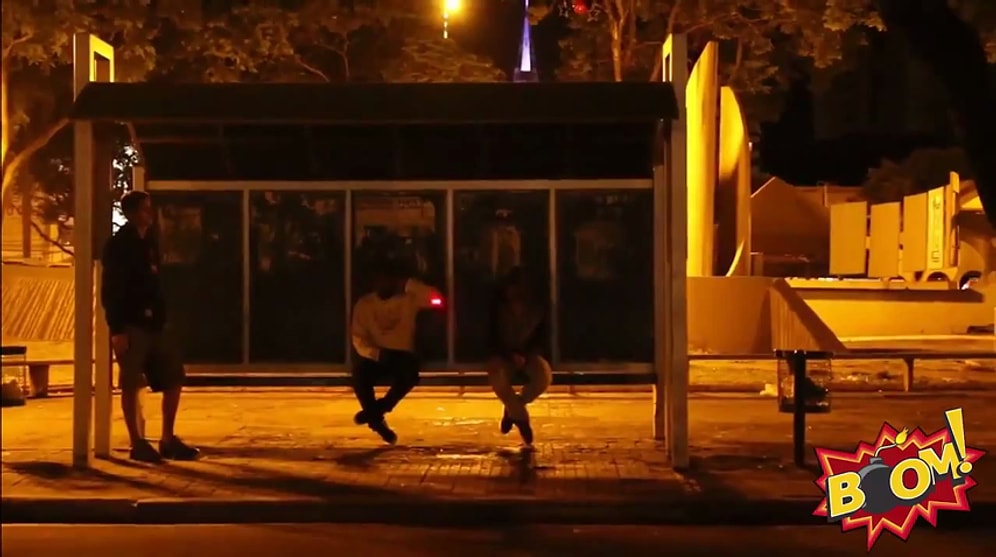 Durakta Bekleyenlere Yapılan Sniper Şakası