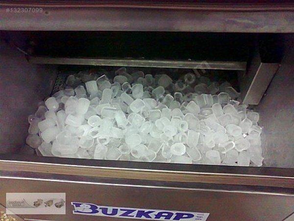 18. Restoranlardaki buz makineleri hiç de temiz değildir. Özellikle "balçık koruması" denen parçasını temiz olmadığı bir günde görürseniz bir daha buz tüketmemeye yemin edebilirsiniz
