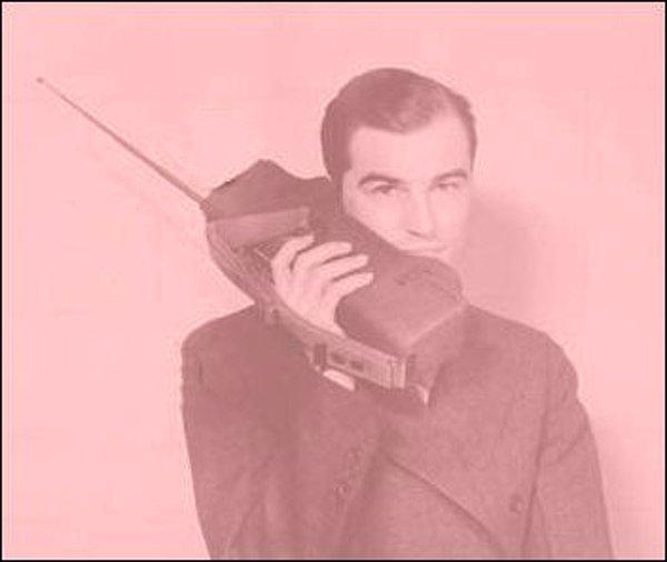 10. İlk cep telefonunu (telsiz) 1973'te Michael Cooper çalıştığı Motorola firmasında geliştirmiştir. Modeli Motorola Dyna-Tac'dir.