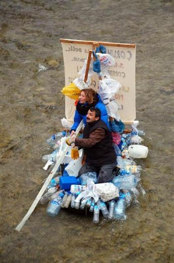 12. Çevreci çiftin, Çoruh nehrinin kirletilmesinin önüne geçebilmek için hazırladığı projeye dikkat çekmek amacıyla nehre atılmış pet şişelerden yaptıkları salla nehir üzerinde gezmeleri