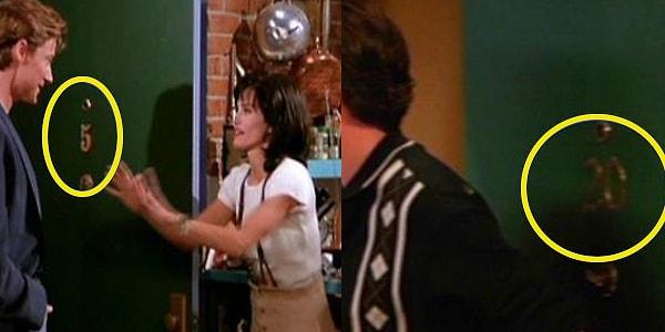 Dizi başladığında Chandler ve Joey'nin daire numarası 4, Rachel ve Monica'nınki 5 iken daha sonra daire numaraları 19-20 olarak değiştirilmiş.