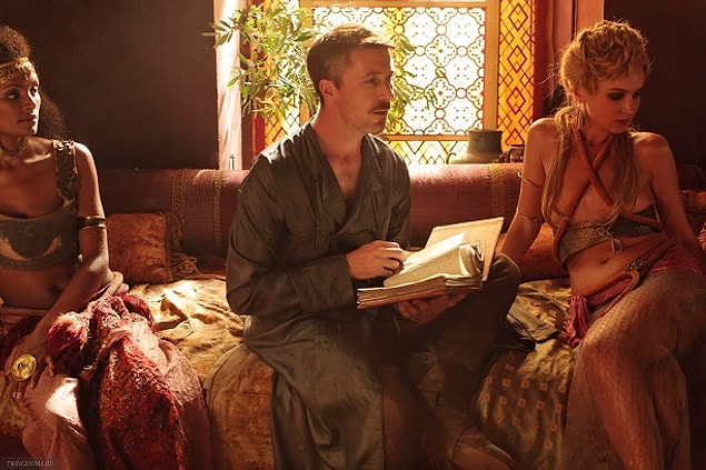 14. Krallıktaki tüm sorunları ahlaki çöküntüye bağlar, bu sebeple Baelish'in genelevini kundaklarlardı
