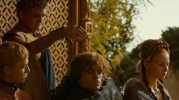 Bu arada Joffrey sarhoş olur, Tyrion'u aşağılamaya başlar ve onu şarapçısı ilan eder