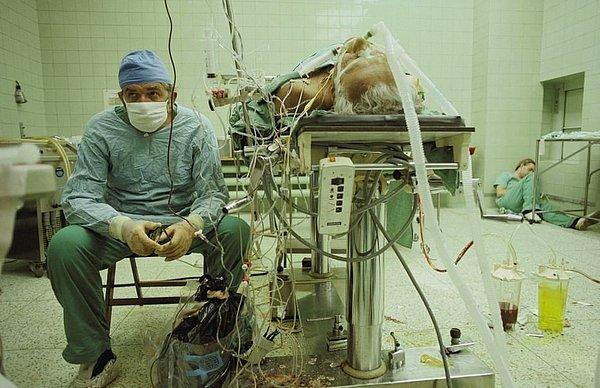 43. Dr Religa 23 saat süren kalp nakli ameliyatından sonra hastasının durumunu izliyor. Asistanı ise köşede uyuya kalmış. (1987)