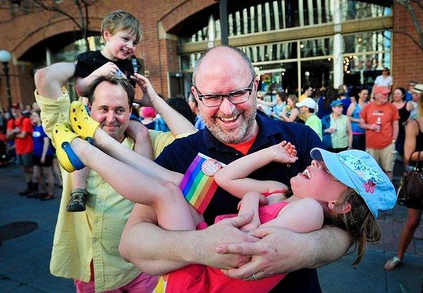 47. Minnesota'da eşcinsel evliliğin yasallaşmasını kutlayanlar.