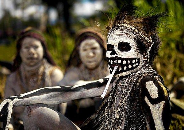 48. Singsing kutlamaları sırasında Papua Yeni Gineli bir kadın