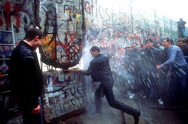14. Berlin Duvarı’nın parçalanışı, 1989