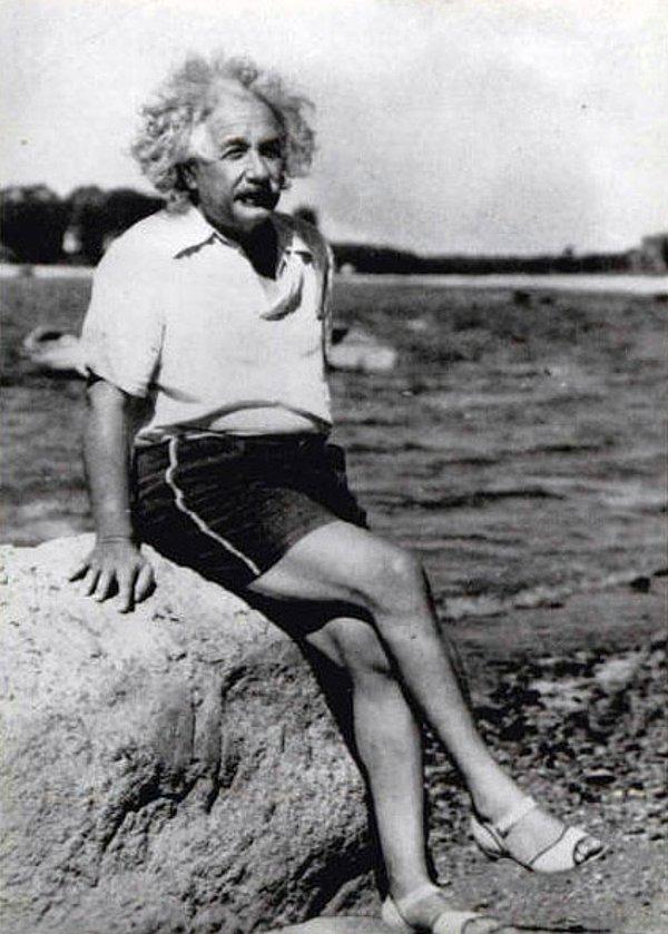 17. Albert Einstein’ın plaj şıklığı