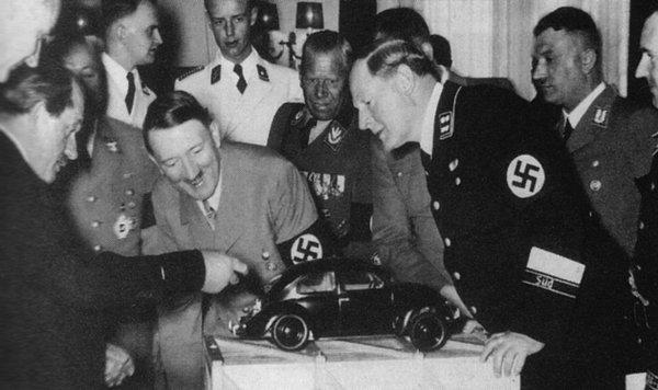 27. Henüz soyadını taşıyan şirketini kurmamış olan Ferdinand Porsche, Adolf Hitler’e yeni tasarladığı Volkswagen Beetle’ı gösterirken, 1935