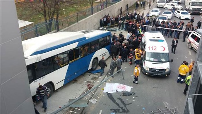 Ankara'da Belediye Otobüsü Halk Otobüsüyle Çarpıştı; 2 Ölü, 20 Yaralı!