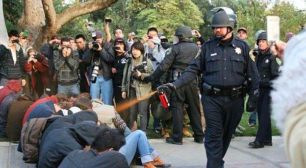 11. California Üniversitesi'nde bir polis memuru 'Occupy' eylemcilerine biber gazı sıkıyor. (2011)