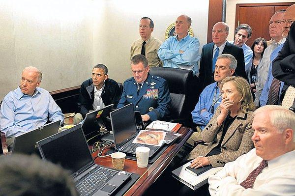 12. Barack Obama ve hükümet görevlileri, Usame Bin Ladin'in öldürülmesiyle biten operasyonu izliyor. (2011)