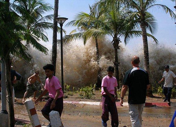 28. Hint Okyanusu'nda 200.000 insanın ölümüne yol açan tsunaminin ilk dalgaları. (2004)
