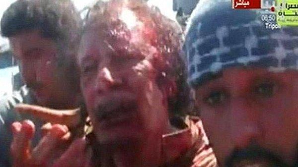 35. Muammer Kaddafi, isyancılar tarafından öldürülmeden hemen önce. (2011)