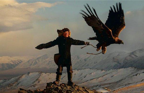 8. 13 yaşındaki Moğol bir kız ve onun Altın Kartalı