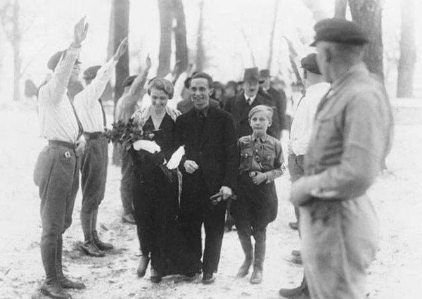 16. Adolf Hitler'in en yakın arkadaşı Joseph Goebbels'in düğününden bir kare. Hitleri de arkada fötür şapkasıyla görebilirsiniz