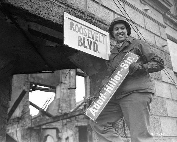 18. Amerikan askeri Adolf Hitler Sokağı tabelasını söküp yerine Roseveelt Bulvarı tabelasını takarken, 1945