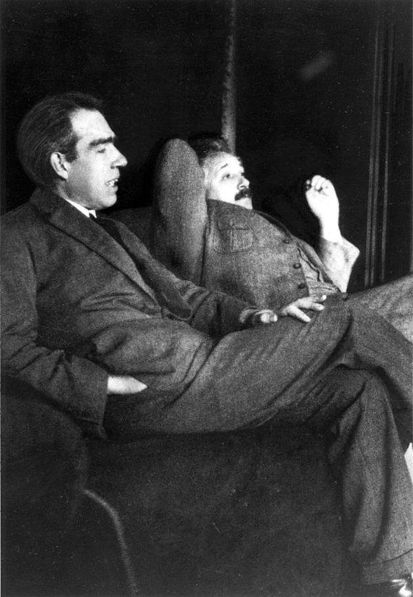 23. Niels Bohr ve Albert Einstein kuantum mekaniği hakkında konuşuyorlarmış.