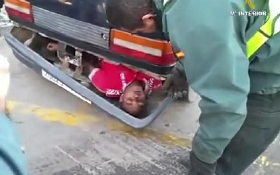 Arabanın Tamponuna Saklanan Afrikalı