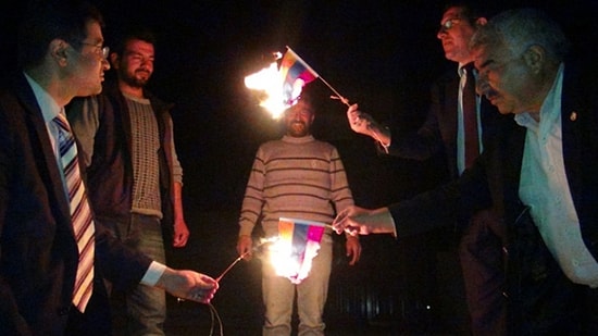 Ermenistan Bayrağı Diye Kolombiya Bayrağı Yaktılar