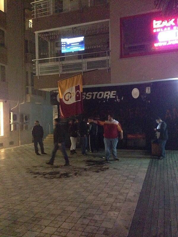 Galatasaray taraftarı GS Store'a bayrak astı