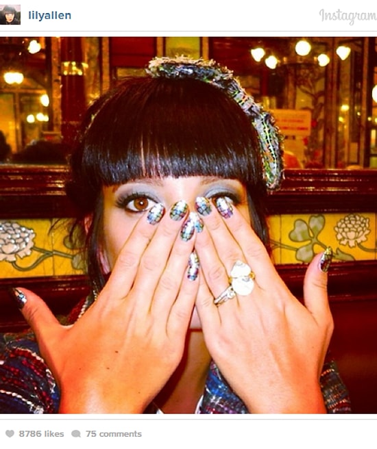 30 Fotoğrafla Lily Allen'ın Tırnak Sanatında Usta Olduğunun Kanıtı