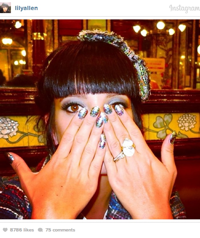 30 Fotoğrafla Lily Allen'ın Tırnak Sanatında Usta Olduğunun Kanıtı