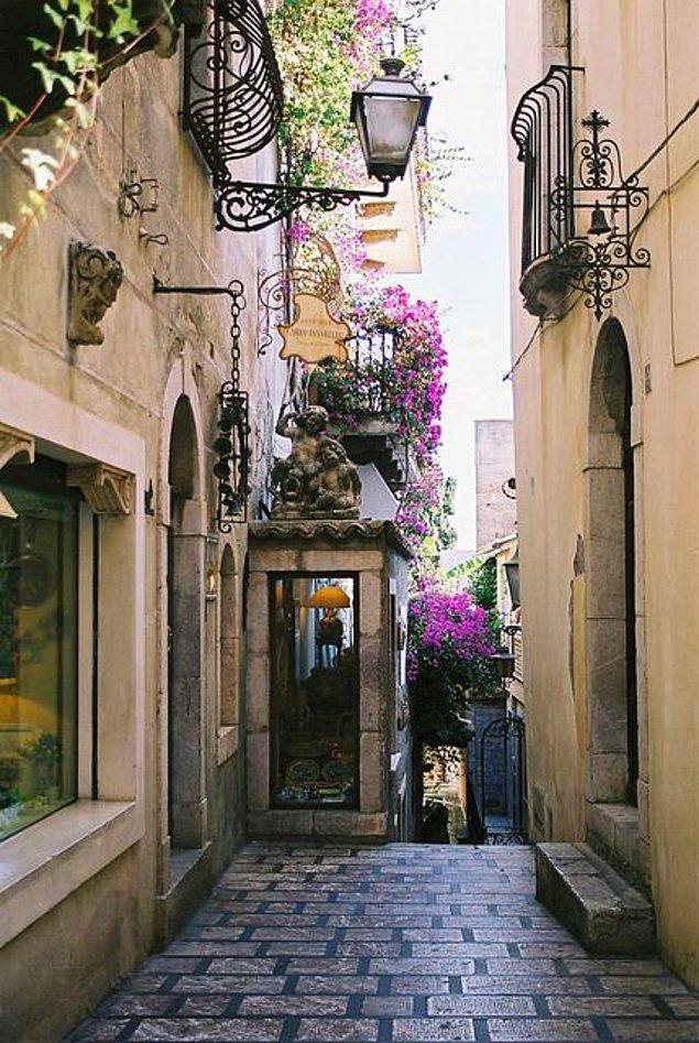27. Sicilya'dan romantik bir sokak