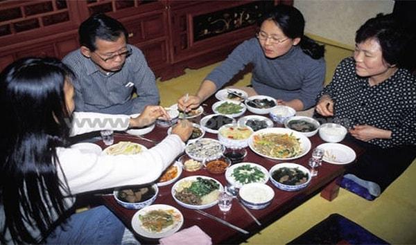2. Kore'de masadaki en yaşlı kişi yemeğe başlamadan yemeğe başlamayın