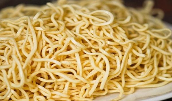 8. Çin'de noodle'ları asla kesmemelisiniz. Uzun noodle'ların uzun bir ömrü temsil ettiğine inanılır, keserseniz ömrünüzü kısaltmış olursunuz!