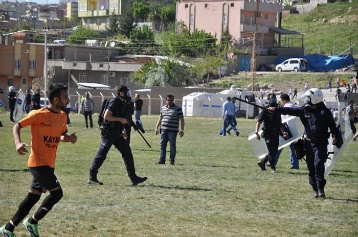 Biber Gazlı ve TOMA'lı Futbol Maçı