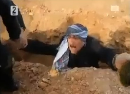 Ağıt Yakarken Boş Mezara Düşen Adam