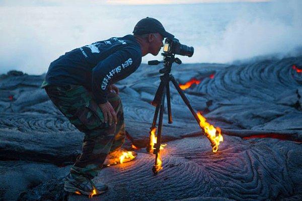 8. Bir volkanın tepesinde fotoğraf çekmek