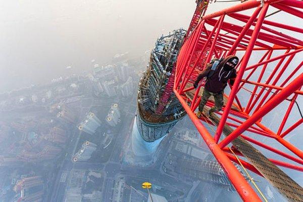 10. Çin yeni yılının arife günü, 24 yaşındaki Vadim Mahorov ve 21 yaşındaki arkadaşı Vitaly Raskalov Şanghay'da yapılmış olan en uzun binanın 650. metresine tırmandılar