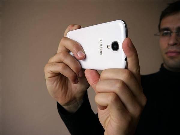 1- Telefonu sabit tutun, parmağınızla destekleyebilirsiniz.