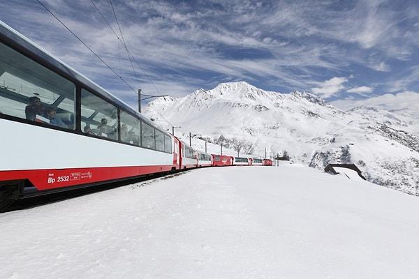 1. The Glacier Express deniz seviyesinden 2 km yükseklikte İsviçre Alplerinin yamacında 129 km boyunca yolcularını taşır