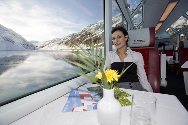 Tren, yolcularını iki önemli kayak merkezi olan St. Moritz'den Zermatt'a götürür. Yolculuk boyunca 291 köprüden, 91 tünelden geçilir ve 7,5 saat sürer