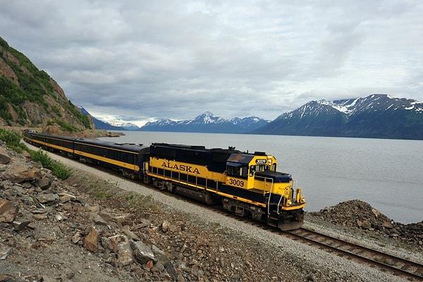 7. Alaska Demiryolları, Anchorage ile Fairbanks arası sefer yapan Denali Star treniyle genellikle yaz aylarında rağbet görür. Yolculuk sırasında Denali Ulusal Parkı'nda mola verilir ve 12 saat sürer
