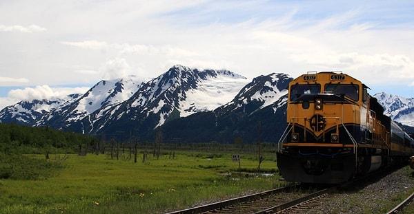 Tren geçtiği yerdeki nefes kesici dağları ve manzaraları seyredebileceğiniz cam tavanı olan vagonu ile bilinir