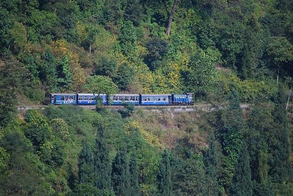 Darjeeling-Himalayan Demiryolu, UNESCO tarafından dünya mirası olarak belirlendi. Tren eski buharlı lokomotif kullanmaktadır