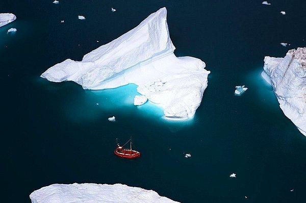 47. Unartoq Fiyordu'nda Aşınmış Buz Dağları Arasında Bir Tekne, Grönland