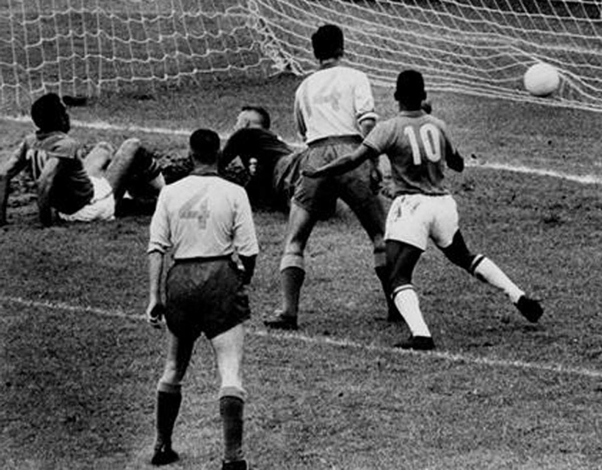 Чемпионат футбола 1958 года. Пеле финал 1958. Бразилия Швеция 1958 Пеле. Пеле ЧМ 1958. Бразилия-Швеция 1958 финал.