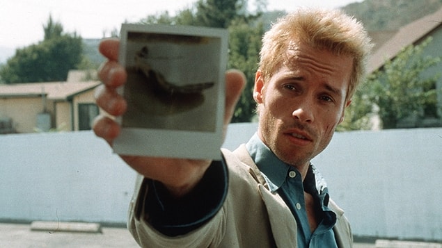 1. Memento - Akıl Defteri (2000) / Yön.: Christopher Nolan