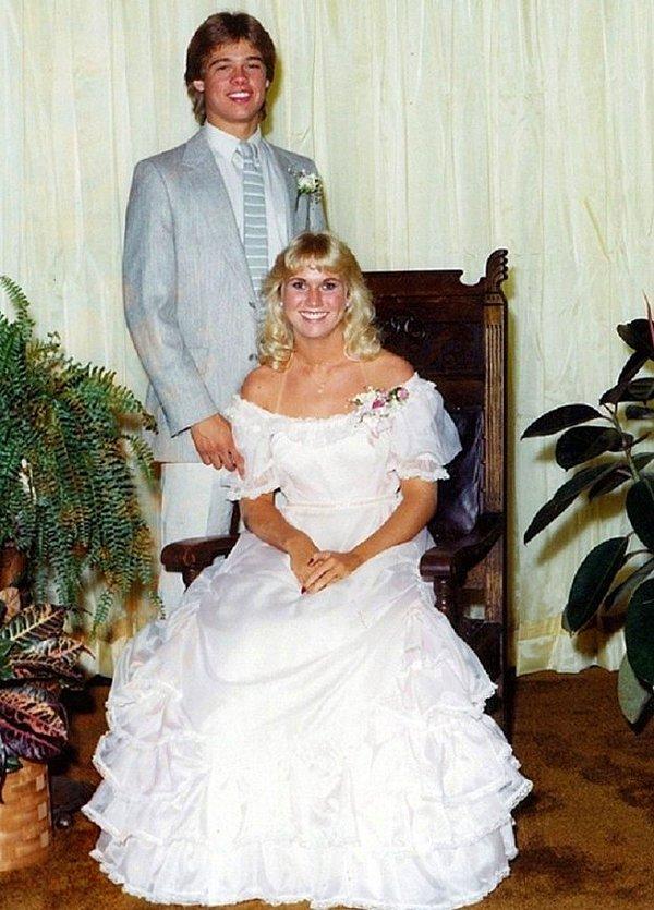 Brad Pitt ve evlilik fotoğrafı gibi olan mezuniyet fotoğrafı.