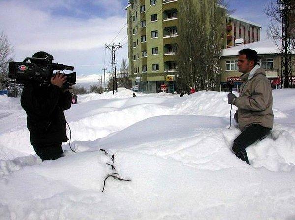 11. Yoğun kar yağışını haber yapmaya çalışan TRT kameramanı ve muhabiri