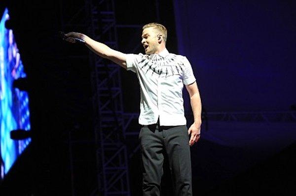 Timberlake yaklaşık 2 saat sahnede kaldı. Yakışıklı şarkıcı konserine ‘Tennessee Kids’, ‘Pusher Love’ ve ‘Rock Your Body’ şarkılarıyla başladı.