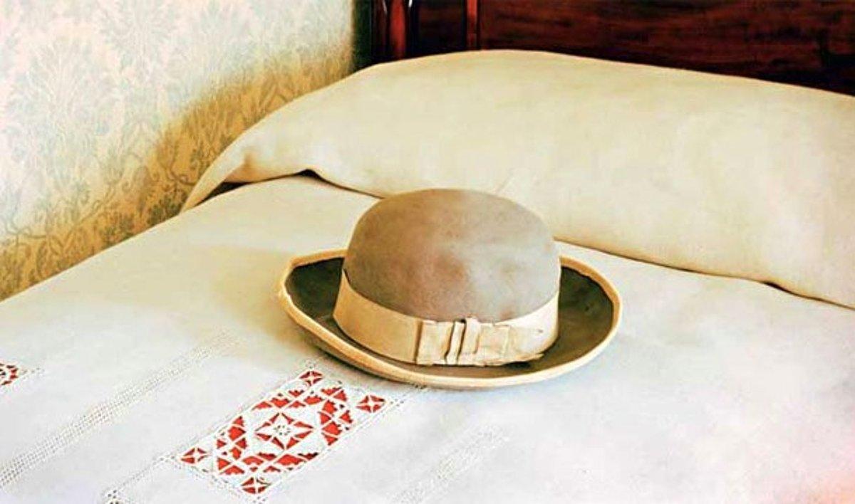 шляпа на кровати примета