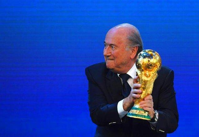 16. Dünya Kupası'nı kazanan takıma ödülü Blatter'in vermemesi...